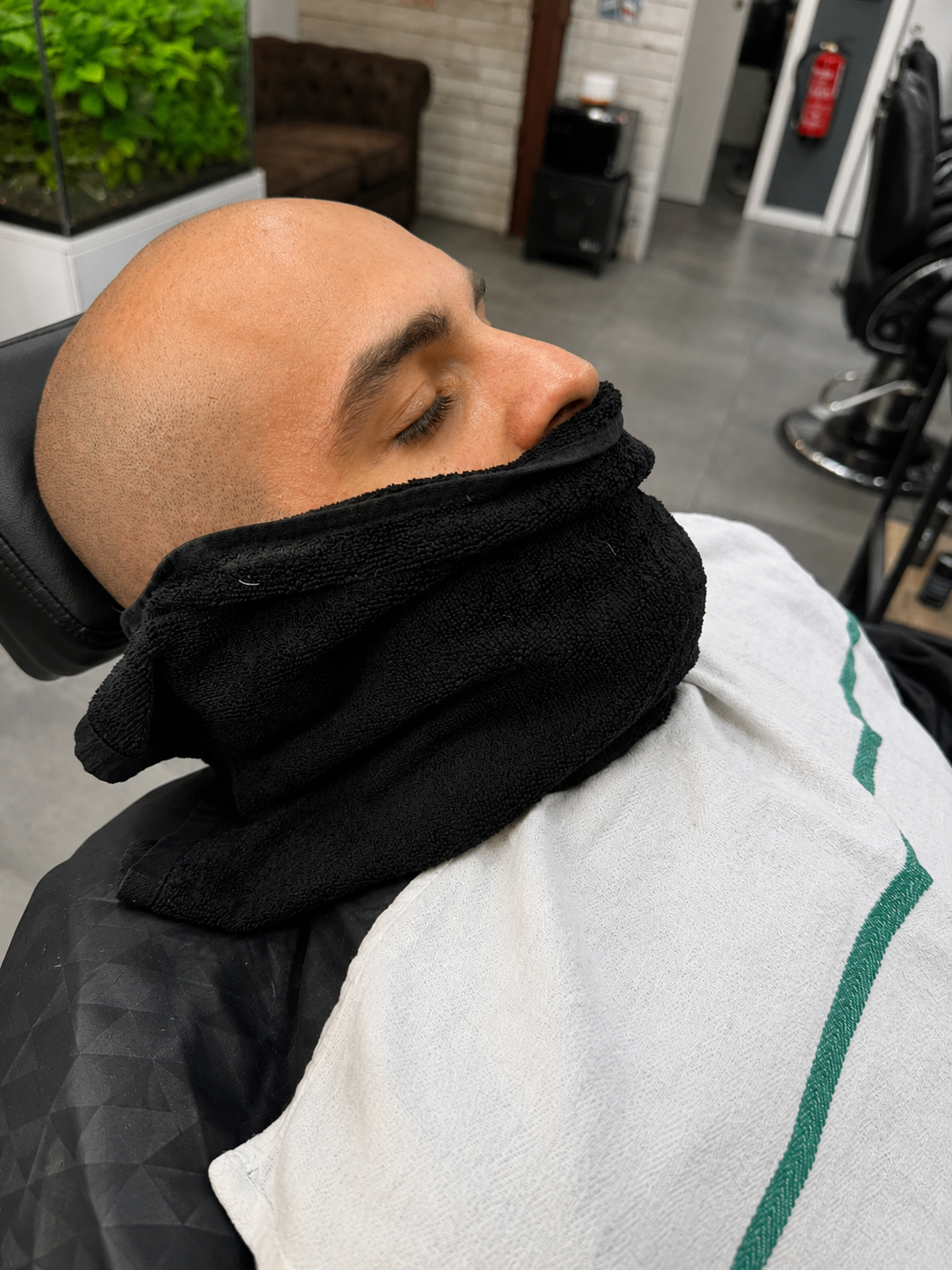 Compresa caliente en el cuello previa al afeitado con navaja