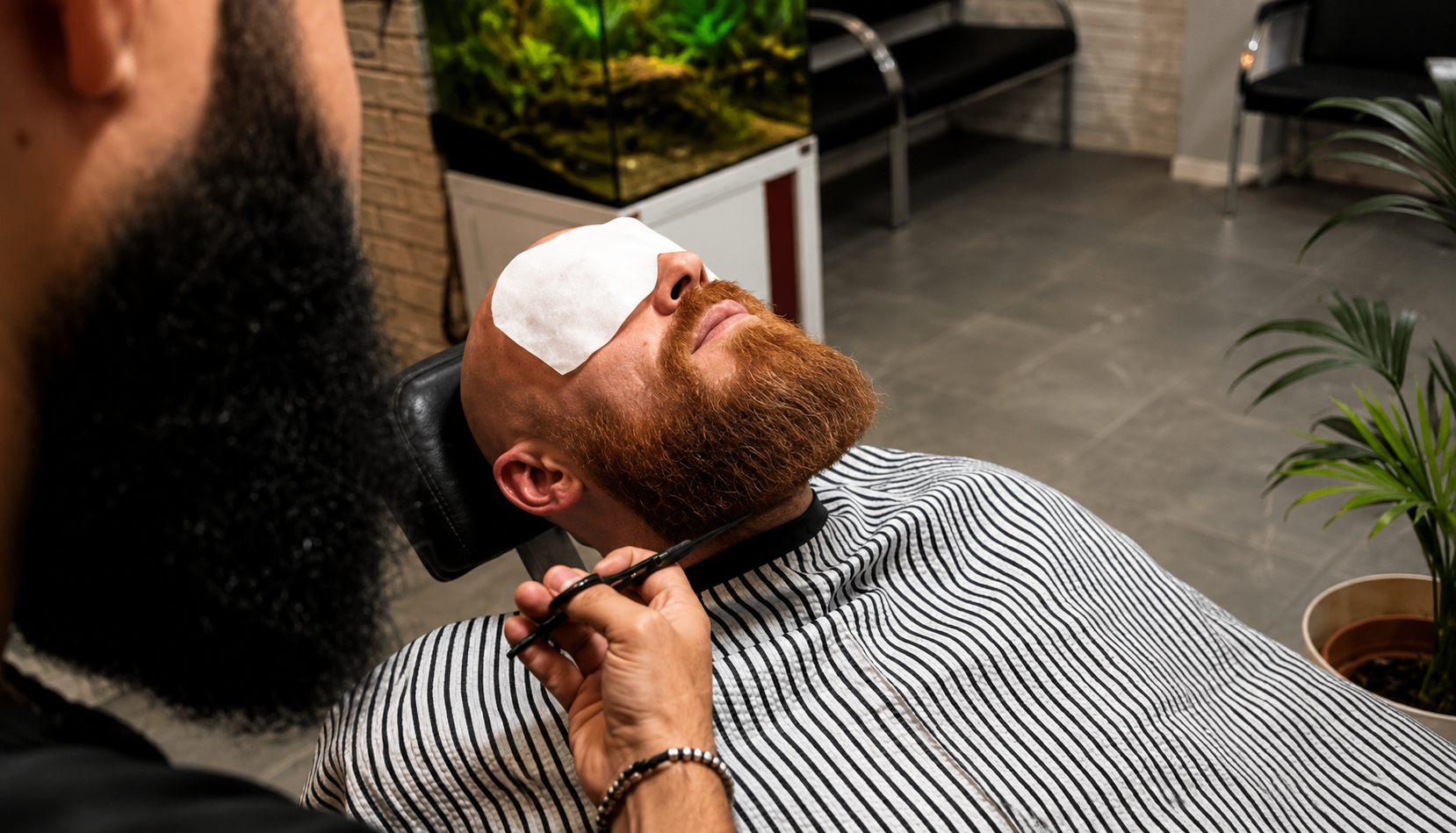 Arreglo de barba con tijera y toalla protectora
