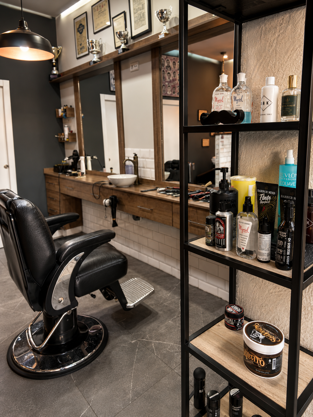 Estantería de productos de barbería junto al sillón