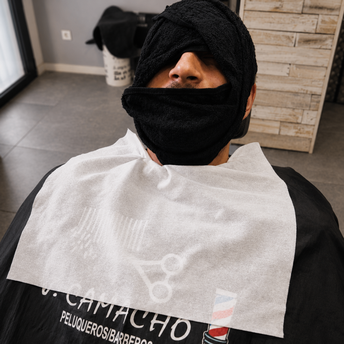 Ritual de toalla caliente con capa de J. Camacho Peluqueros